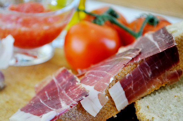 Вяленое мясо хорошо сочетается с томатами и оливками.